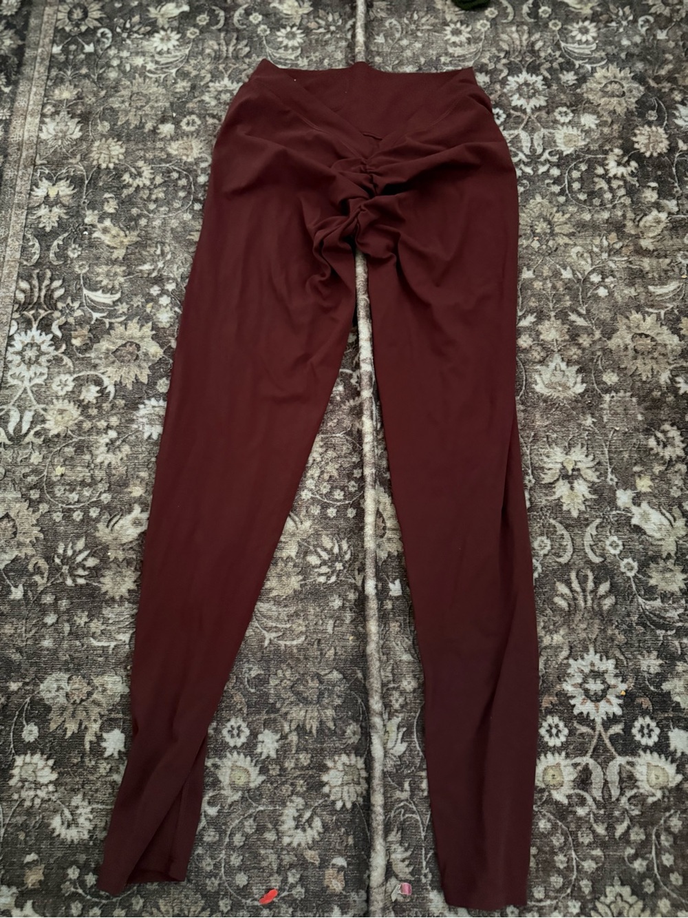 Gymshark Burgundy Seamless Leggings butt scrunch! With a flattering v cut!